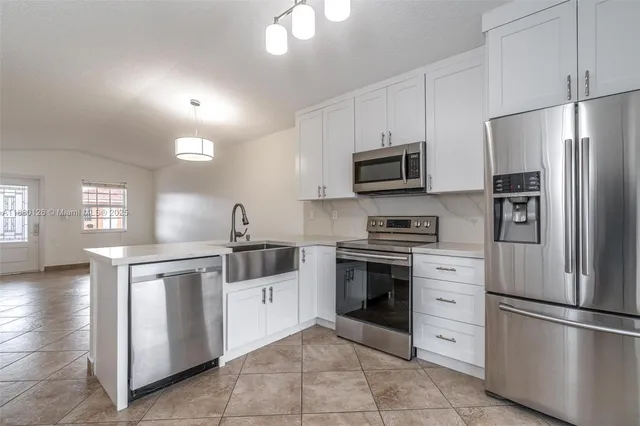 $3,200 | 2236 West 74th Place, Unit 9C, Hialeah, FL 33016