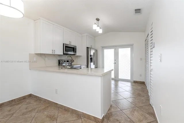 $3,200 | 2236 West 74th Place, Unit 9C, Hialeah, FL 33016