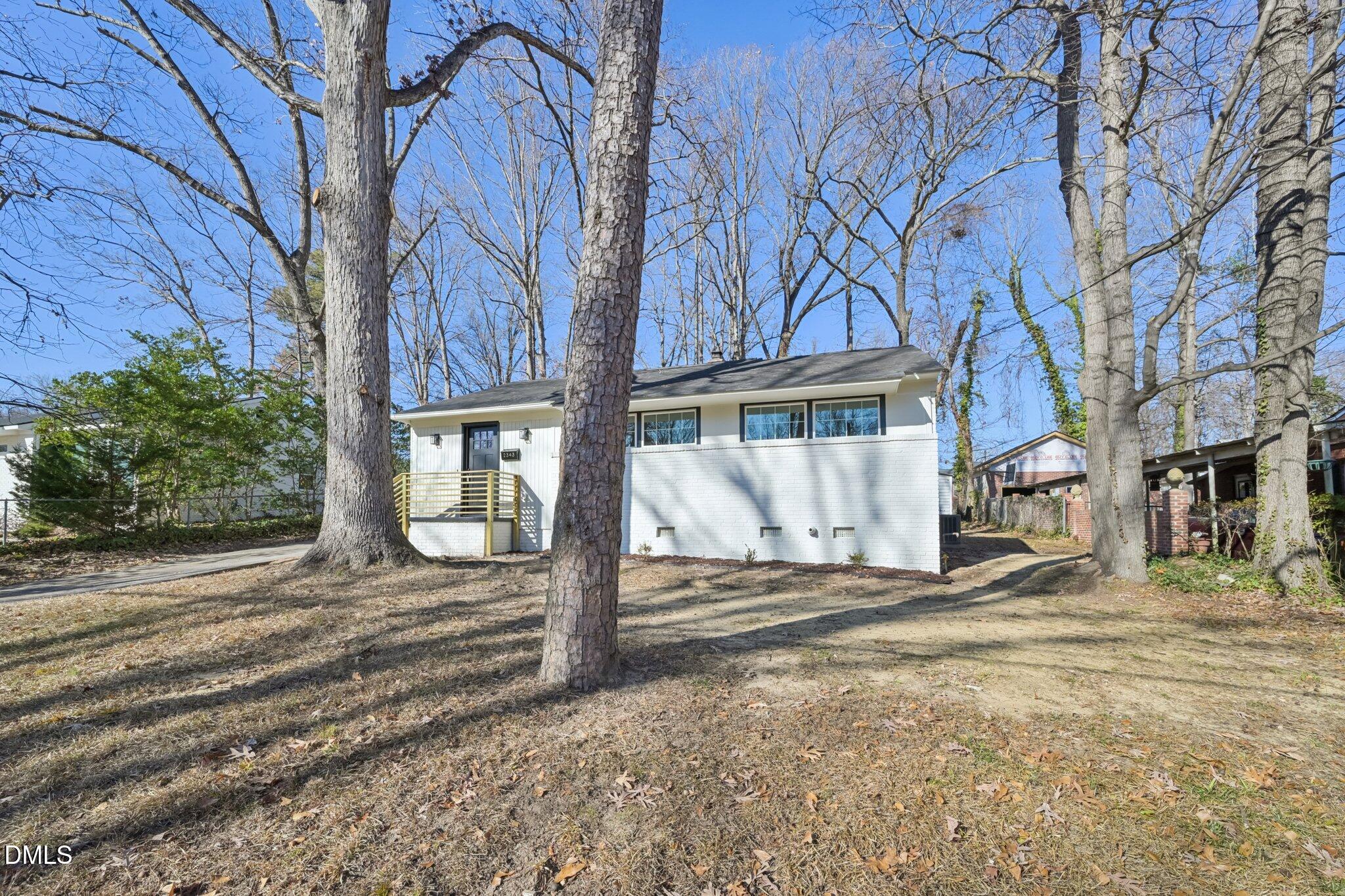 a view of a entrance gate of the house