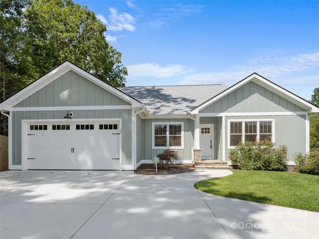 a view of a house with backyard and garden
