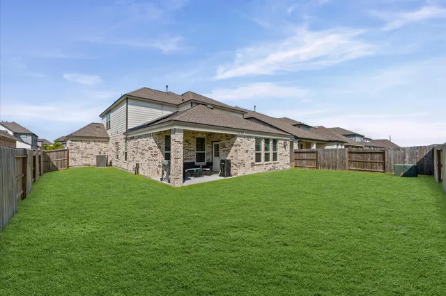 a view of a back yard