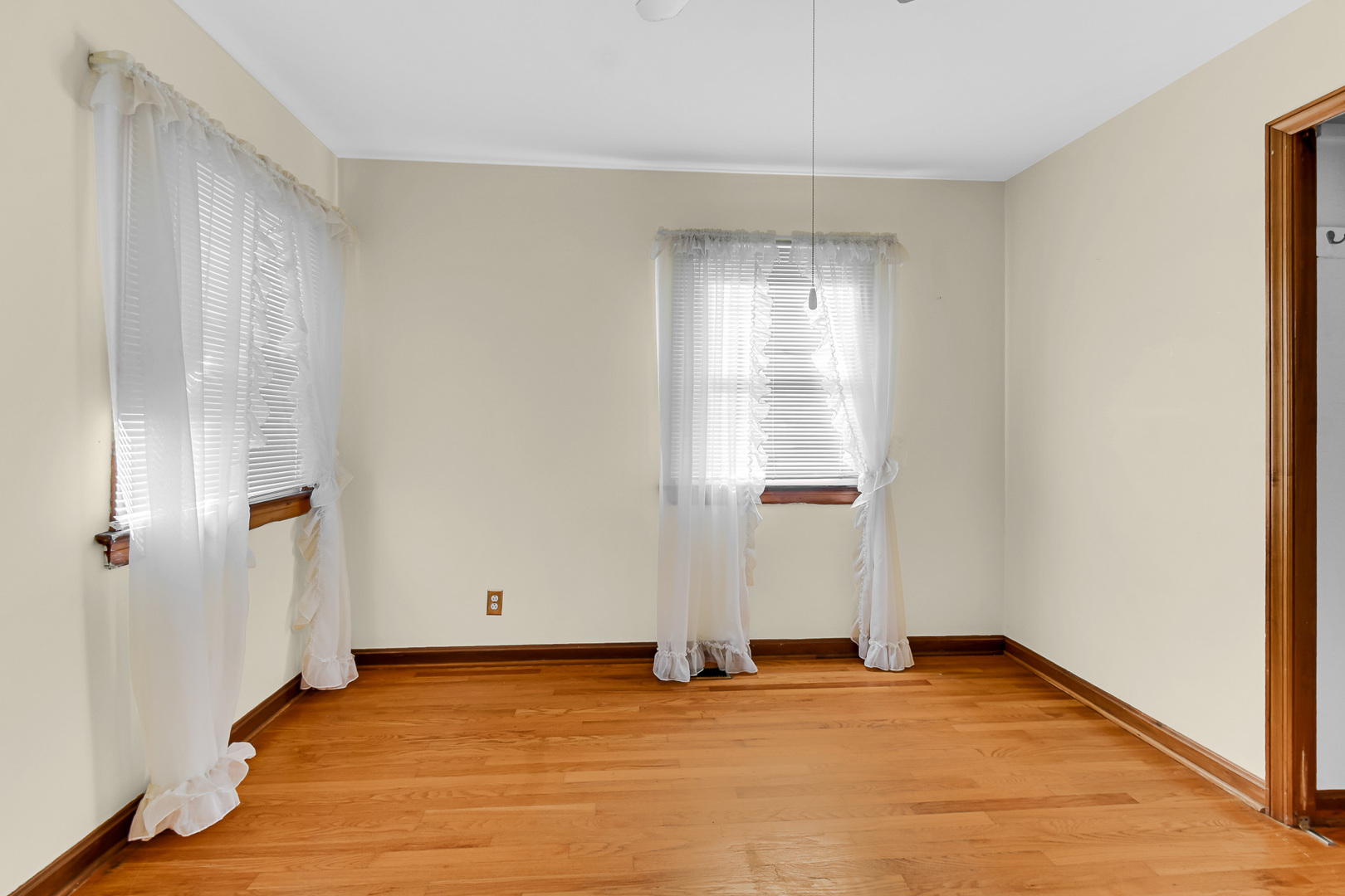 3346 Bernice Road Lansing, IL 60438 - Photo 12 of 24 an empty room with window
