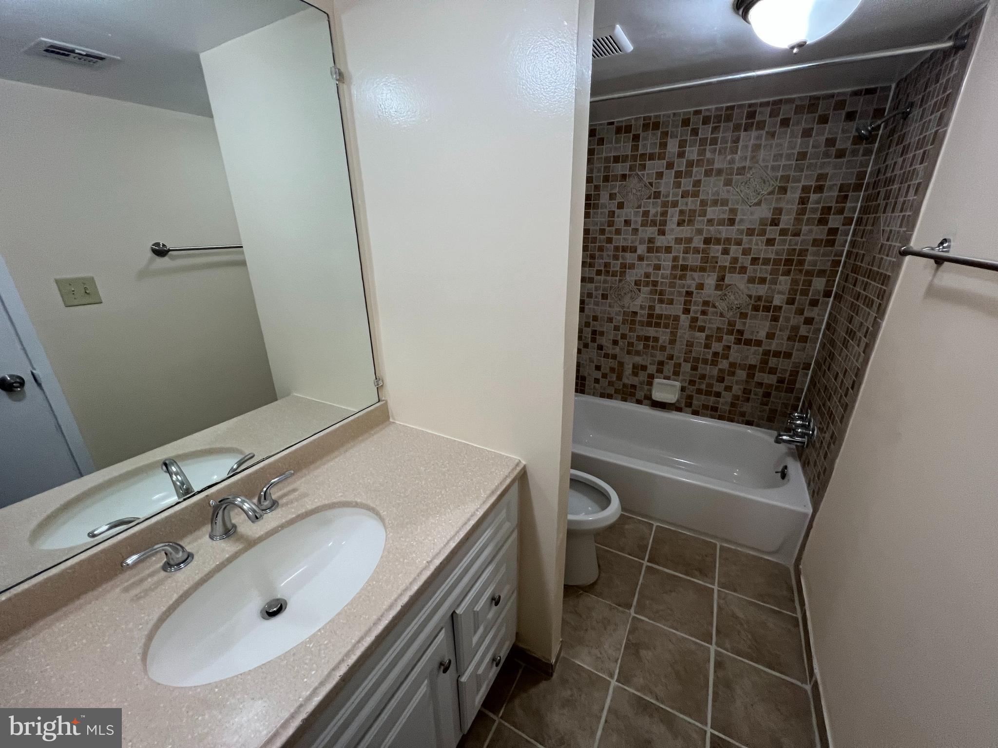 8451 Greenbelt Road, Unit 8451202 Greenbelt, MD 20770 - Photo 4 of 10 Bathroom