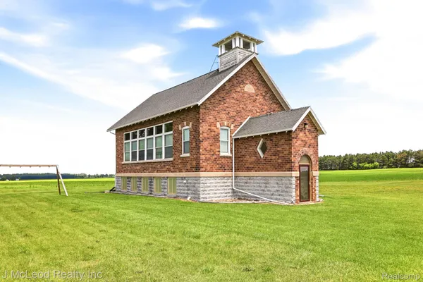 $129,900 | 2515 East Akron Road, Caro, MI 48723