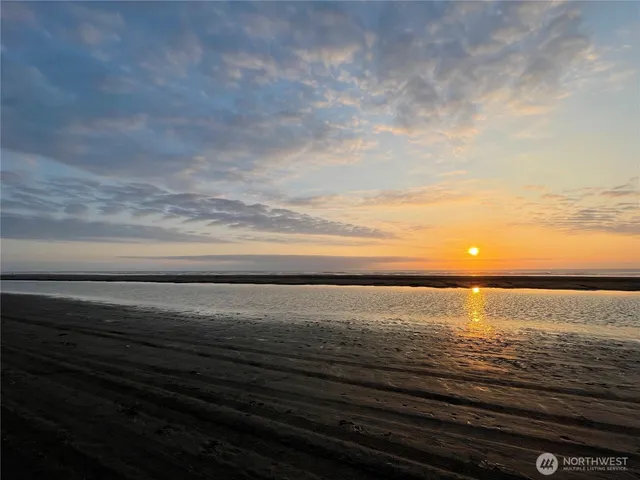 $450,000 | 262 Oyhut Bay Boulevard Southwest, Unit 101, Ocean Shores, WA 98569