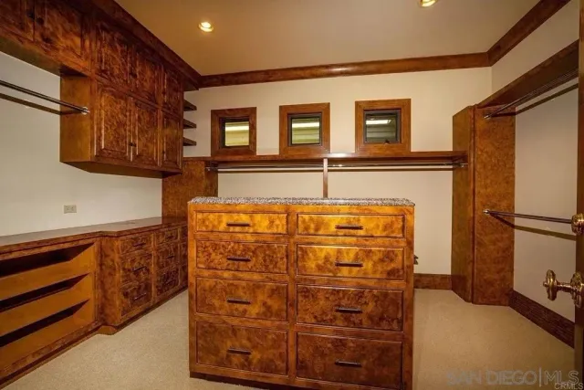 a view of entryway with a cabinet and workspace