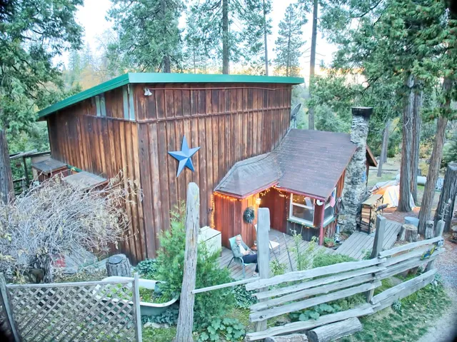 a view of a chair and table in the backyard
