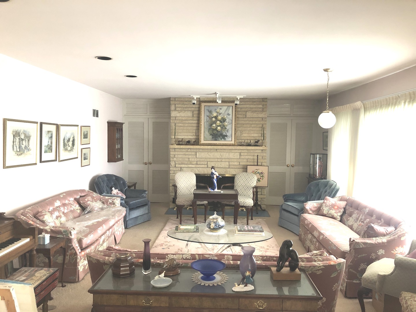 648 North Inverway Road Inverness, IL 60067 - Photo 2 of 11 a living room with furniture and wooden floor