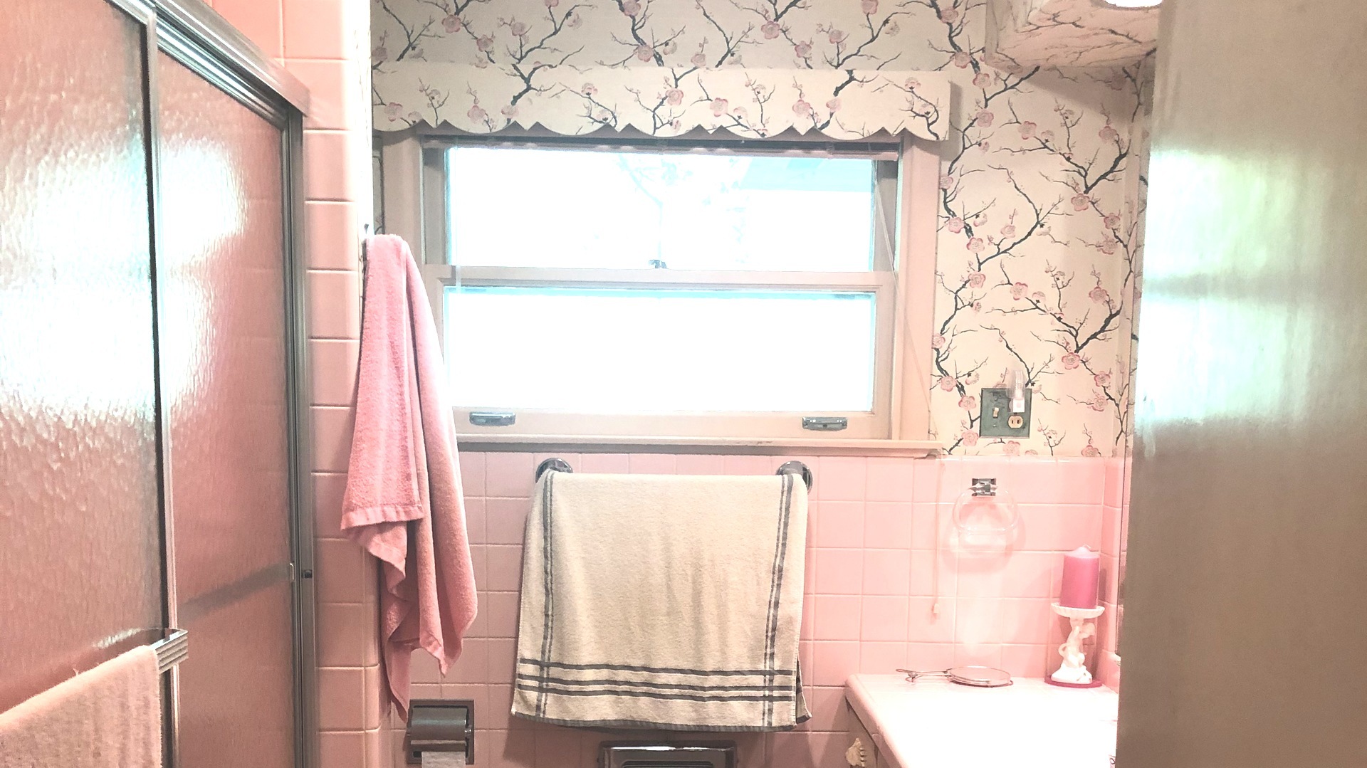 648 North Inverway Road Inverness, IL 60067 - Photo 6 of 11 a window with a chandelier