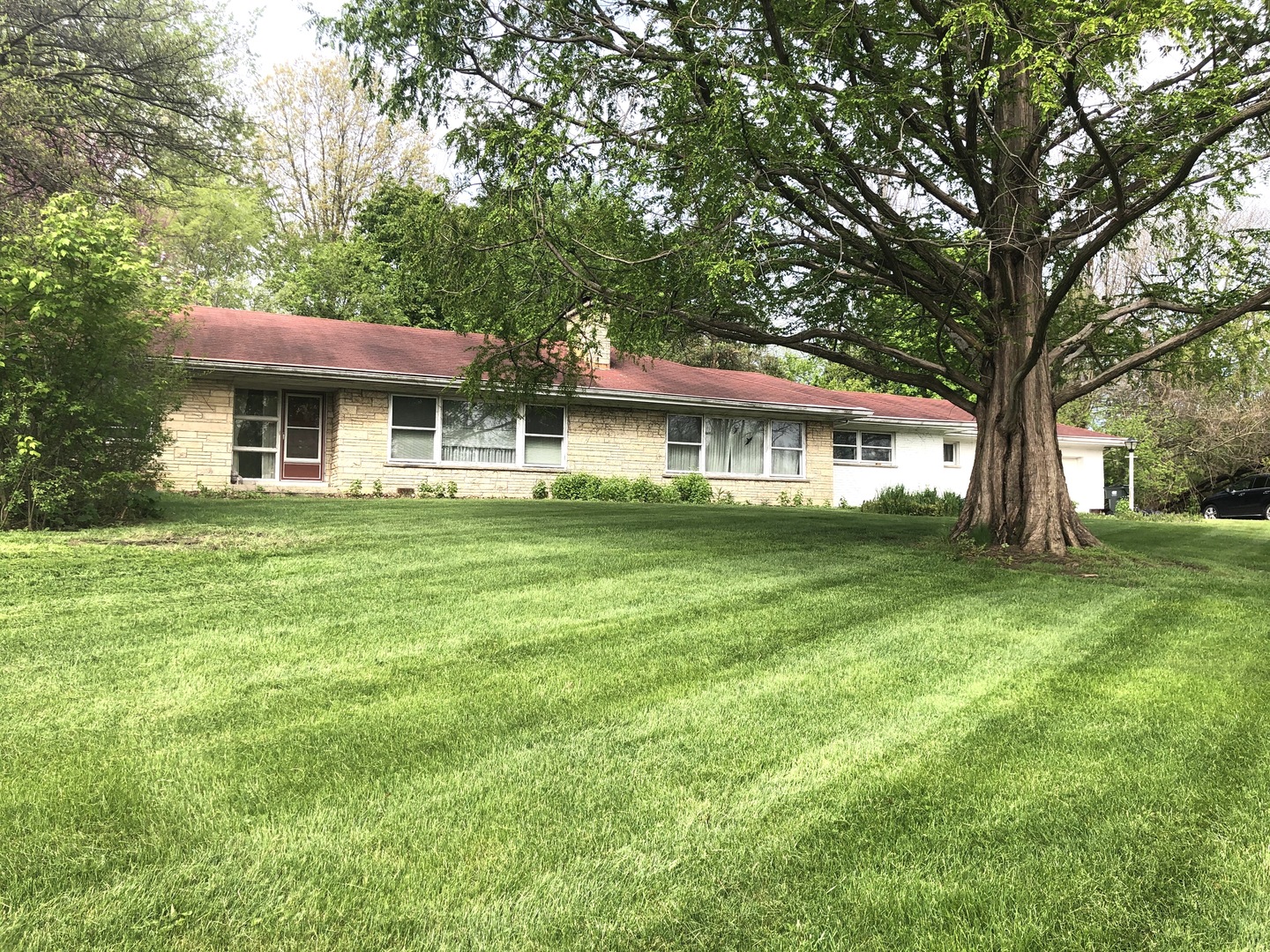 648 North Inverway Road Inverness, IL 60067 - Photo 9 of 11 a front view of a house with a garden