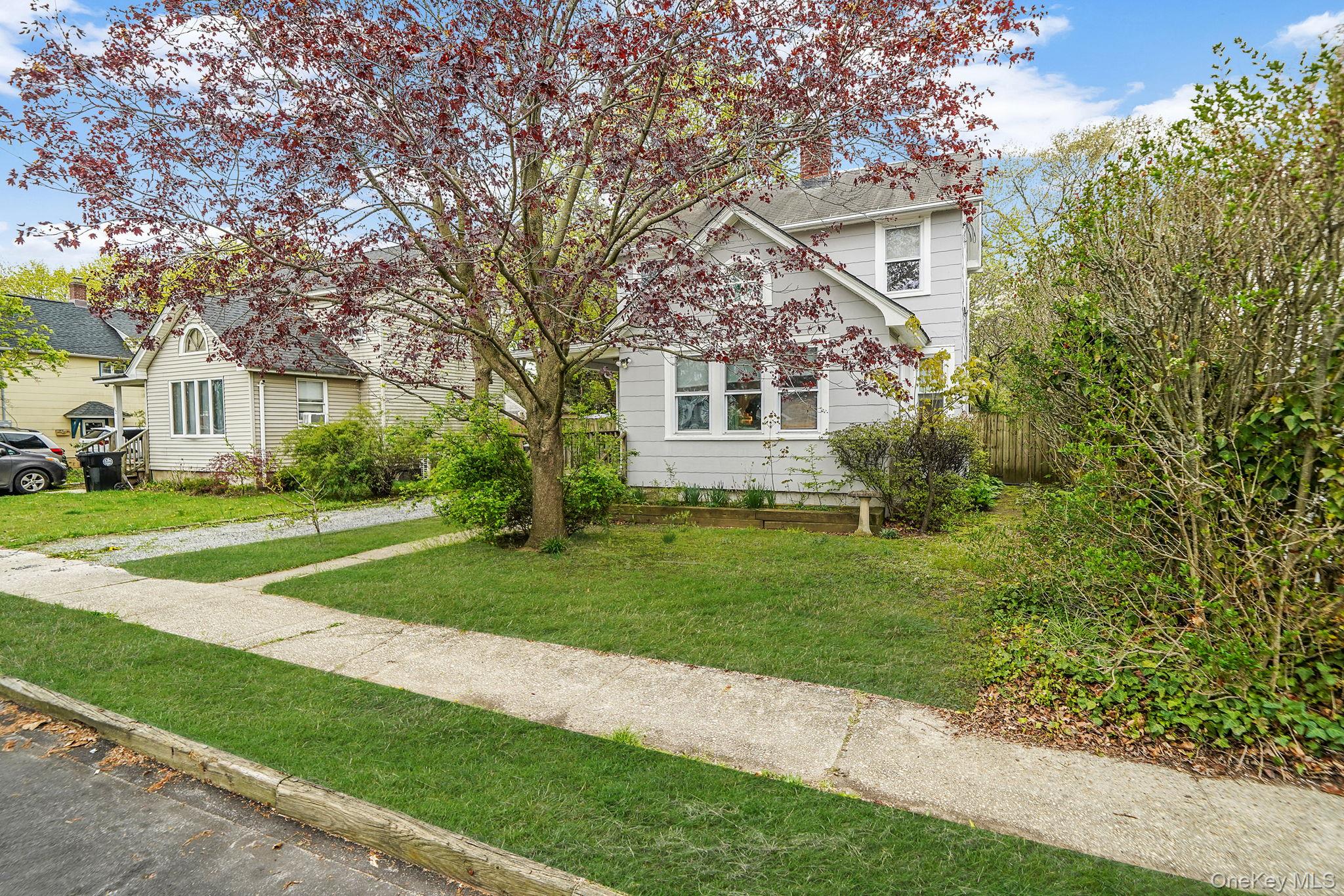 44 Redmond Avenue Bay Shore, NY 11706 - Photo 3 of 20