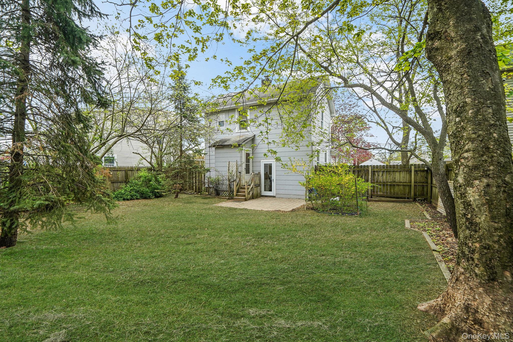 44 Redmond Avenue Bay Shore, NY 11706 - Photo 6 of 20
