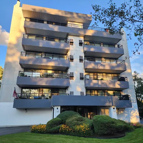 $419,900 | 7131 North Caldwell Avenue, Unit 4S, Chicago, IL 60646