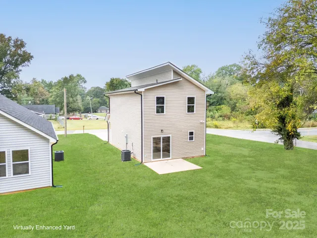a view of a house with backyard