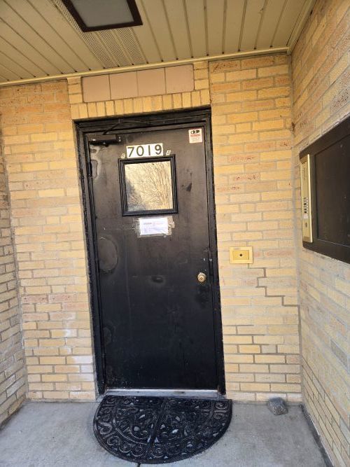 7019 North Ridge Avenue, Unit 3A Chicago, IL 60660 - Photo 2 of 11 a view of a door