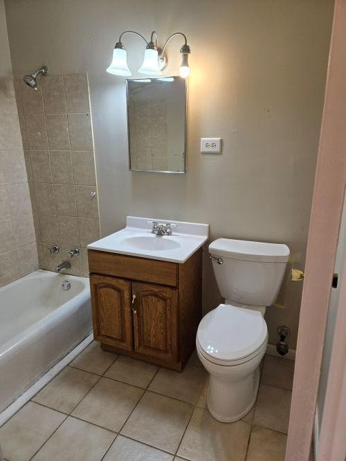 7019 North Ridge Avenue, Unit 3A Chicago, IL 60660 - Photo 9 of 11 a bathroom with a sink a toilet and bathtub