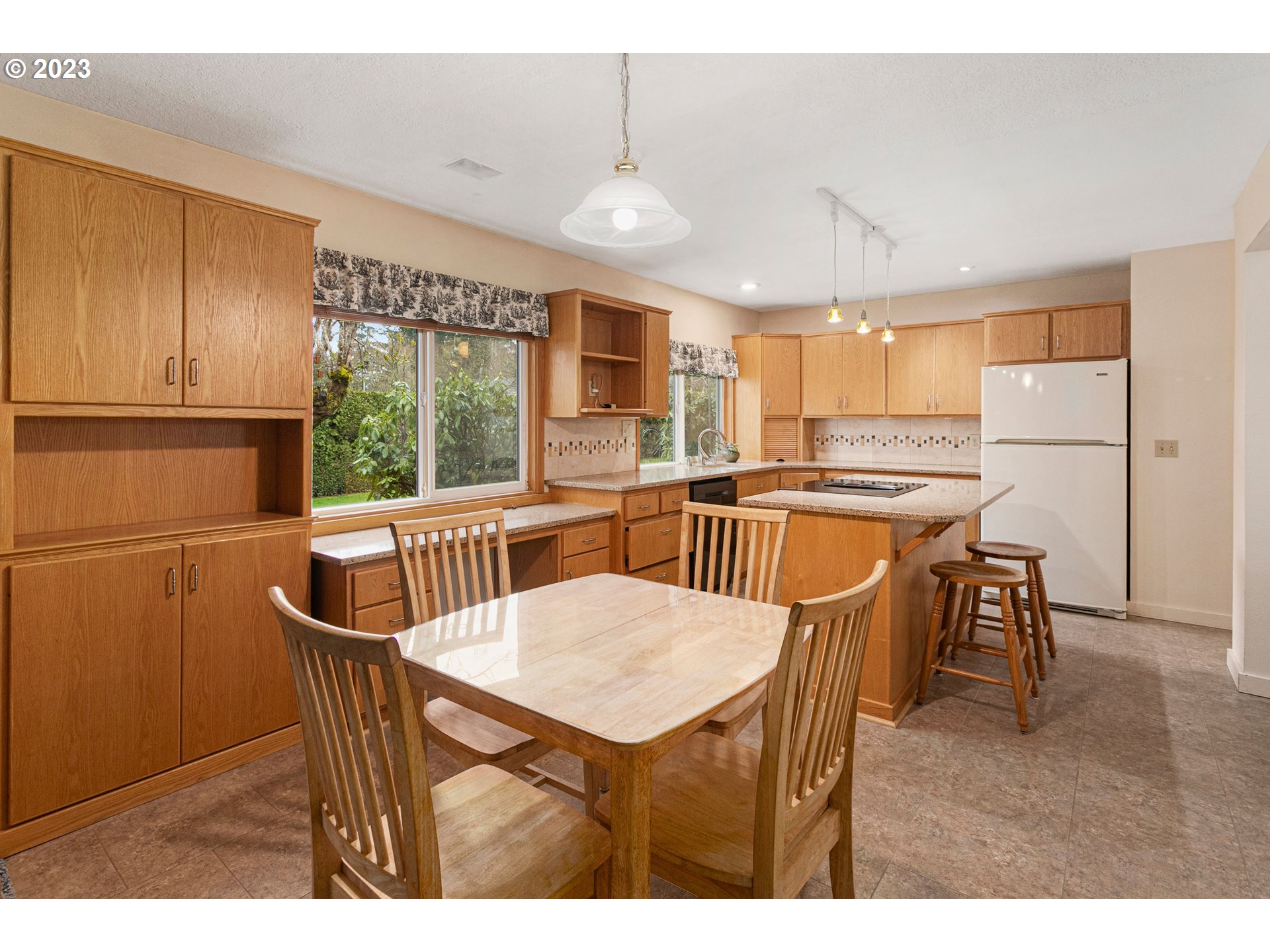 9168 Southwest Arapaho Road Tualatin, OR 97062 - Photo 9 of 36 Gallery Image 9