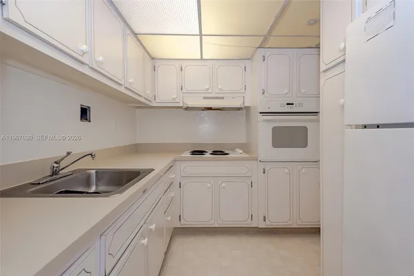 $2,700 | 1200 West Avenue, Unit 508, Miami Beach, FL 33139