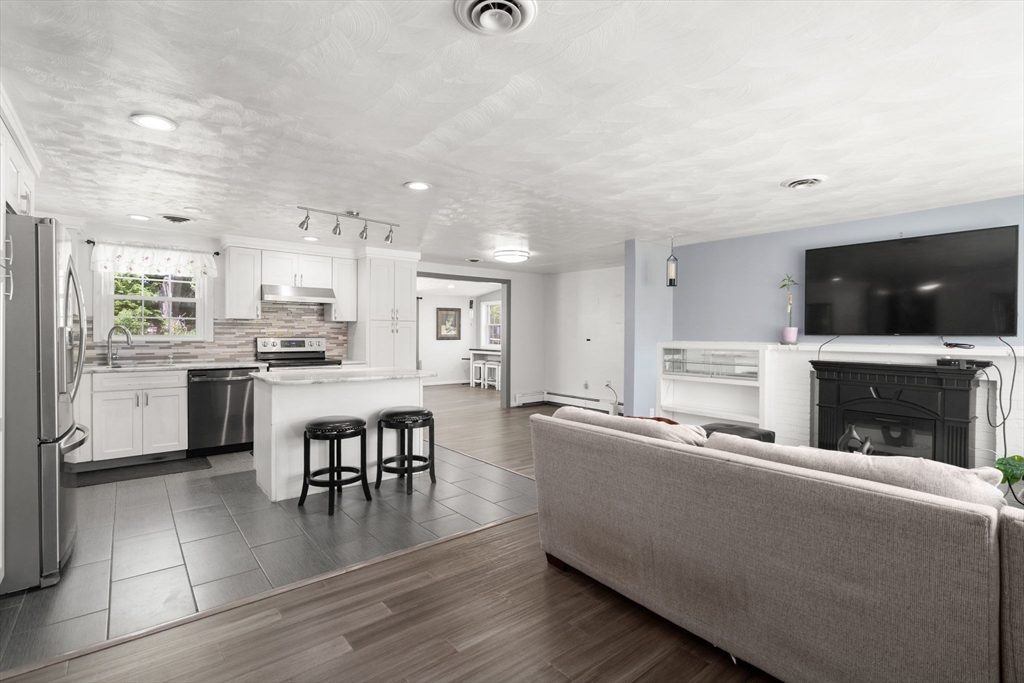 22 Wethersfield Road Natick, MA 01760 - Photo 4 of 38