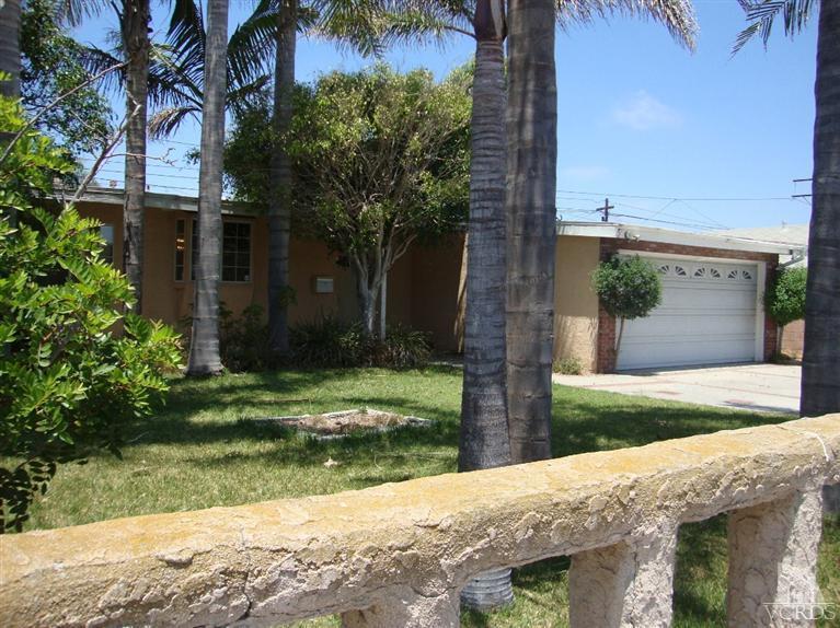 925 Rialto Street Oxnard, CA 93035 - Photo 1 of 20 a front view of a house with a yard