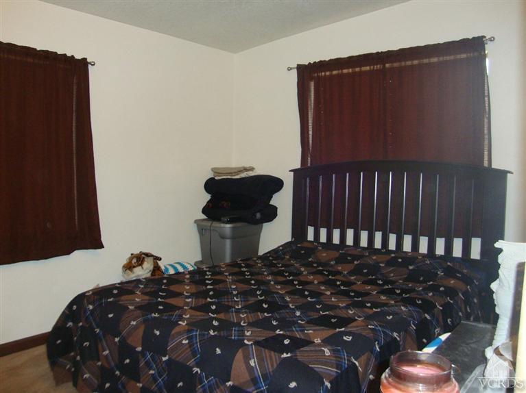 925 Rialto Street Oxnard, CA 93035 - Photo 8 of 20 a bedroom with a bed and cabinets