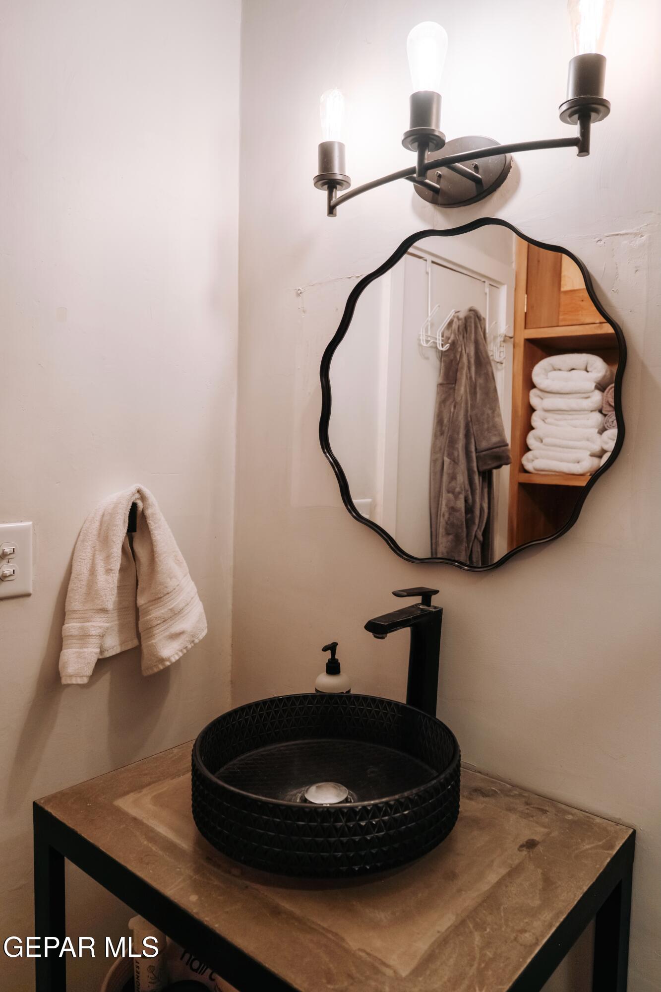 119 West Dallas Street Marfa, TX 79843 - Photo 25 of 38 26_BlairAndCameron_WacoHouse_bySarahMVas