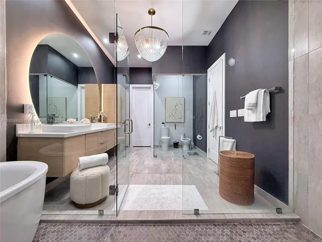 $2,100,000 | 8162 Northwest 48th Terrace, Doral, FL 33166