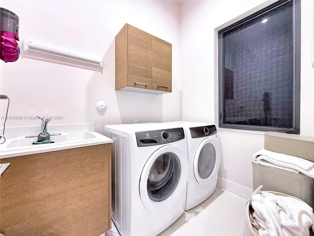 $2,100,000 | 8162 Northwest 48th Terrace, Doral, FL 33166