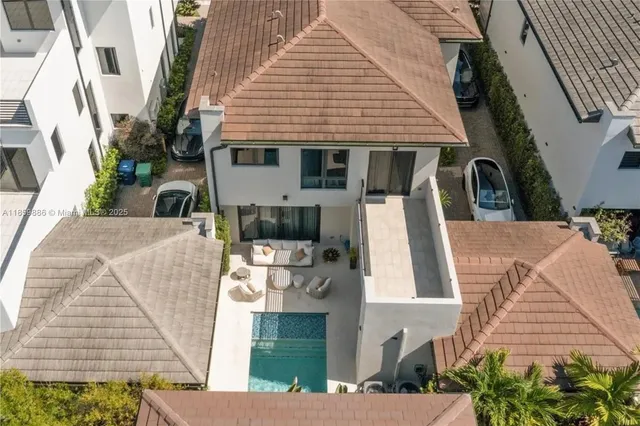 $2,100,000 | 8162 Northwest 48th Terrace, Doral, FL 33166