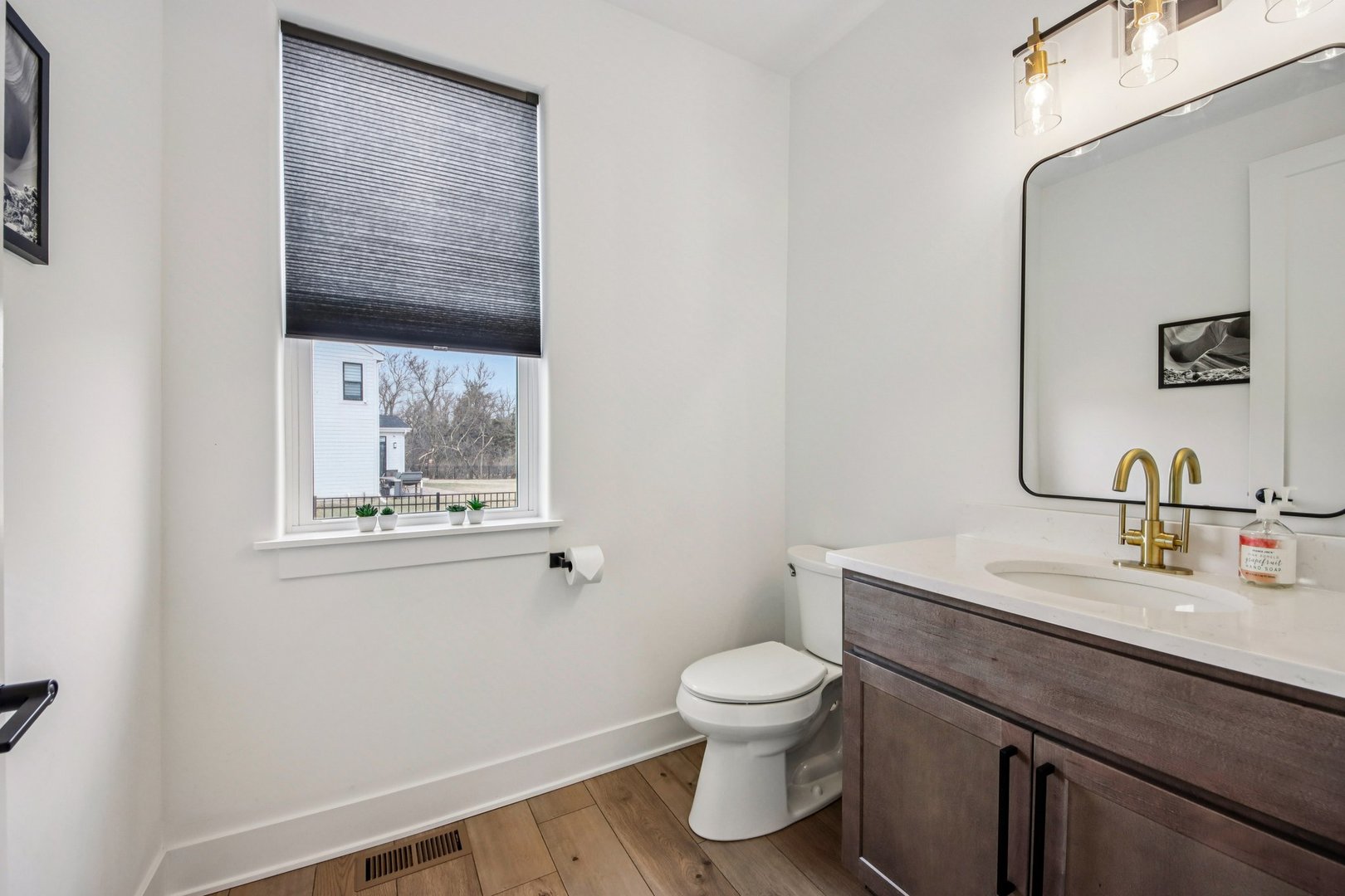 3276 Cornflower Way Spring Grove, IL 60081 - Photo 18 of 48 a bathroom with a toilet sink and mirror