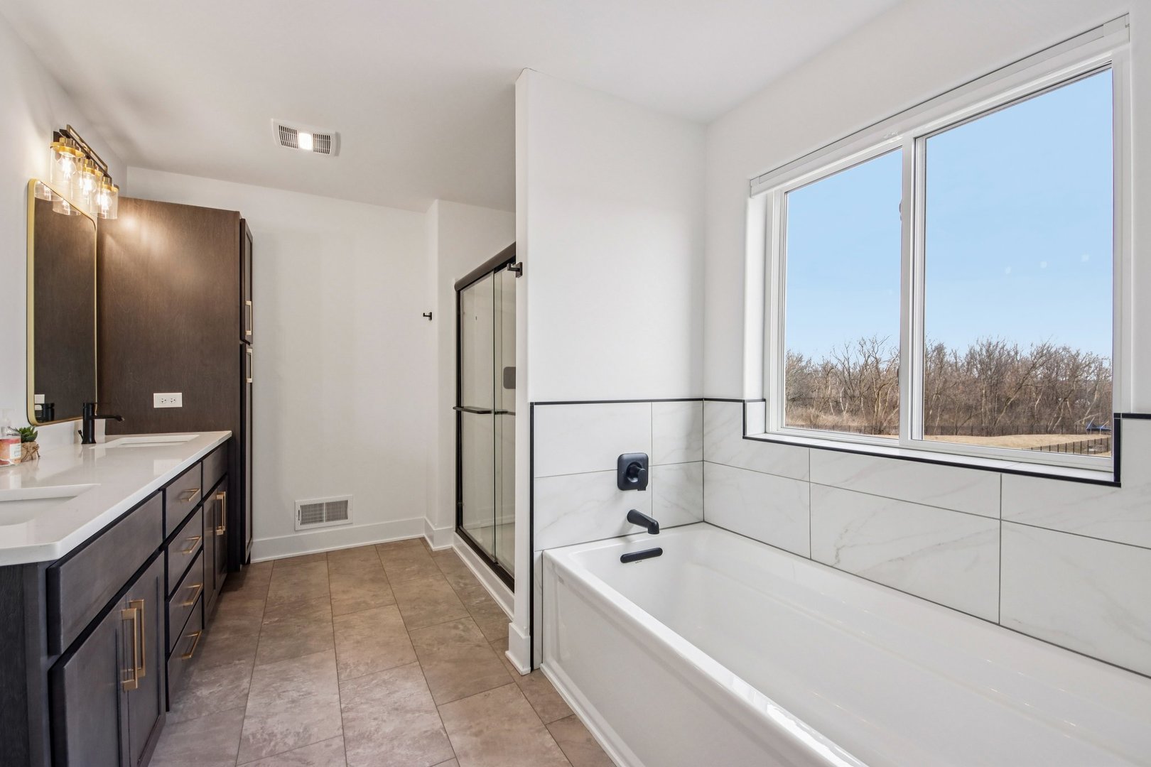 3276 Cornflower Way Spring Grove, IL 60081 - Photo 23 of 48 a bathroom with a tub sink and mirror