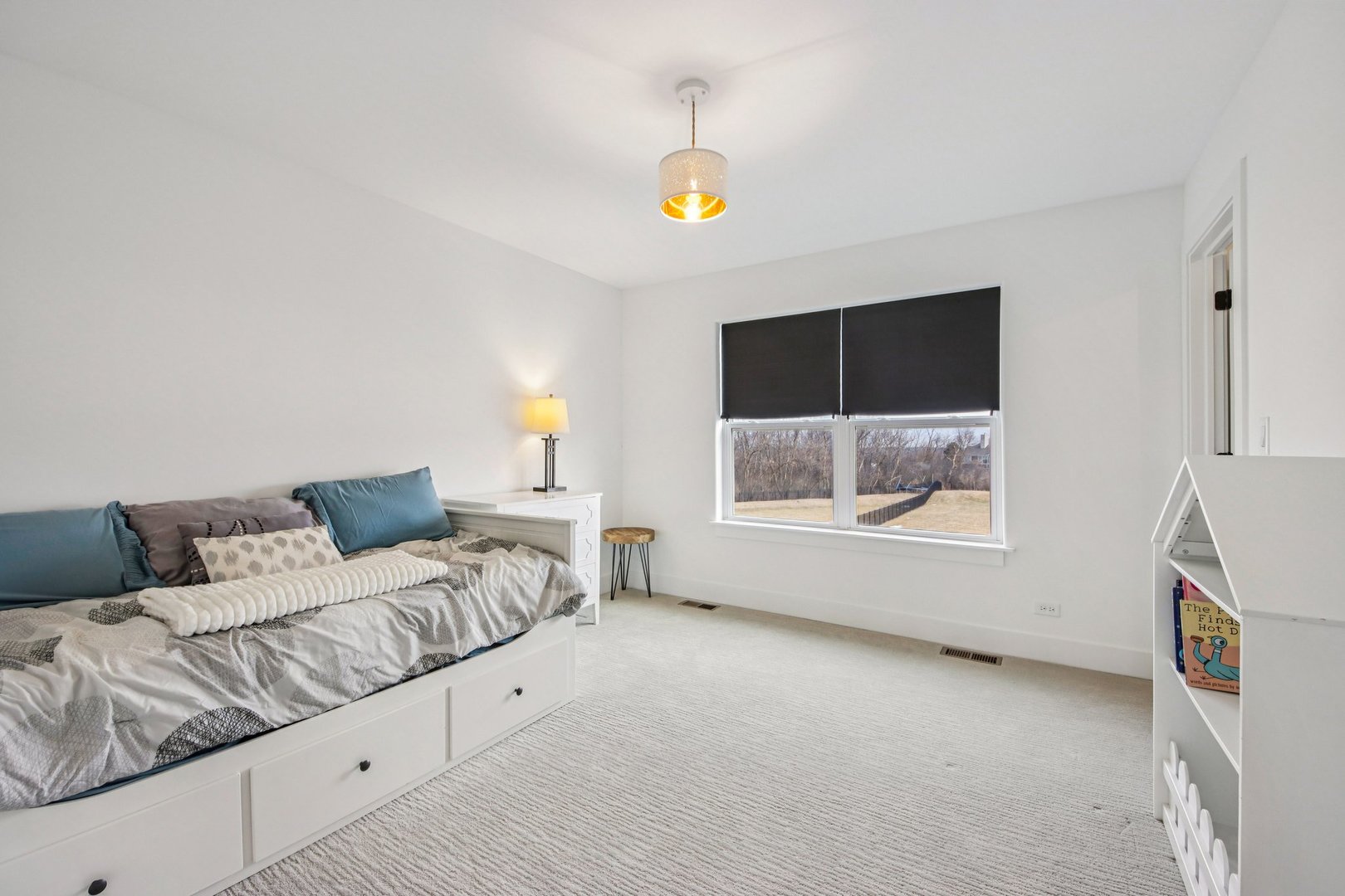 3276 Cornflower Way Spring Grove, IL 60081 - Photo 30 of 48 a living room with furniture and a window
