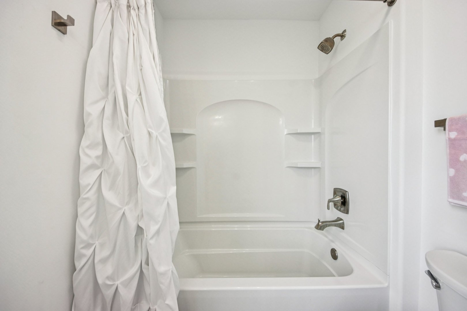 3276 Cornflower Way Spring Grove, IL 60081 - Photo 33 of 48 a bathroom with a bathtub and shower