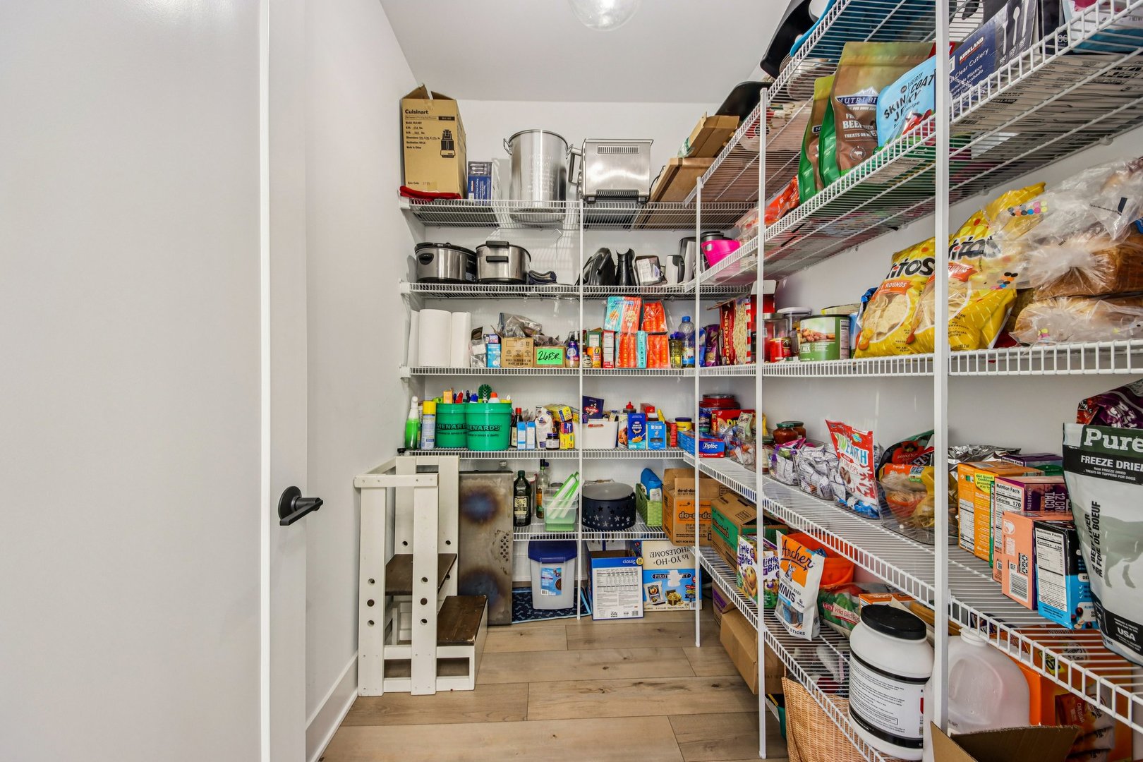 3276 Cornflower Way Spring Grove, IL 60081 - Photo 10 of 48 a room with lots of different colored cloths