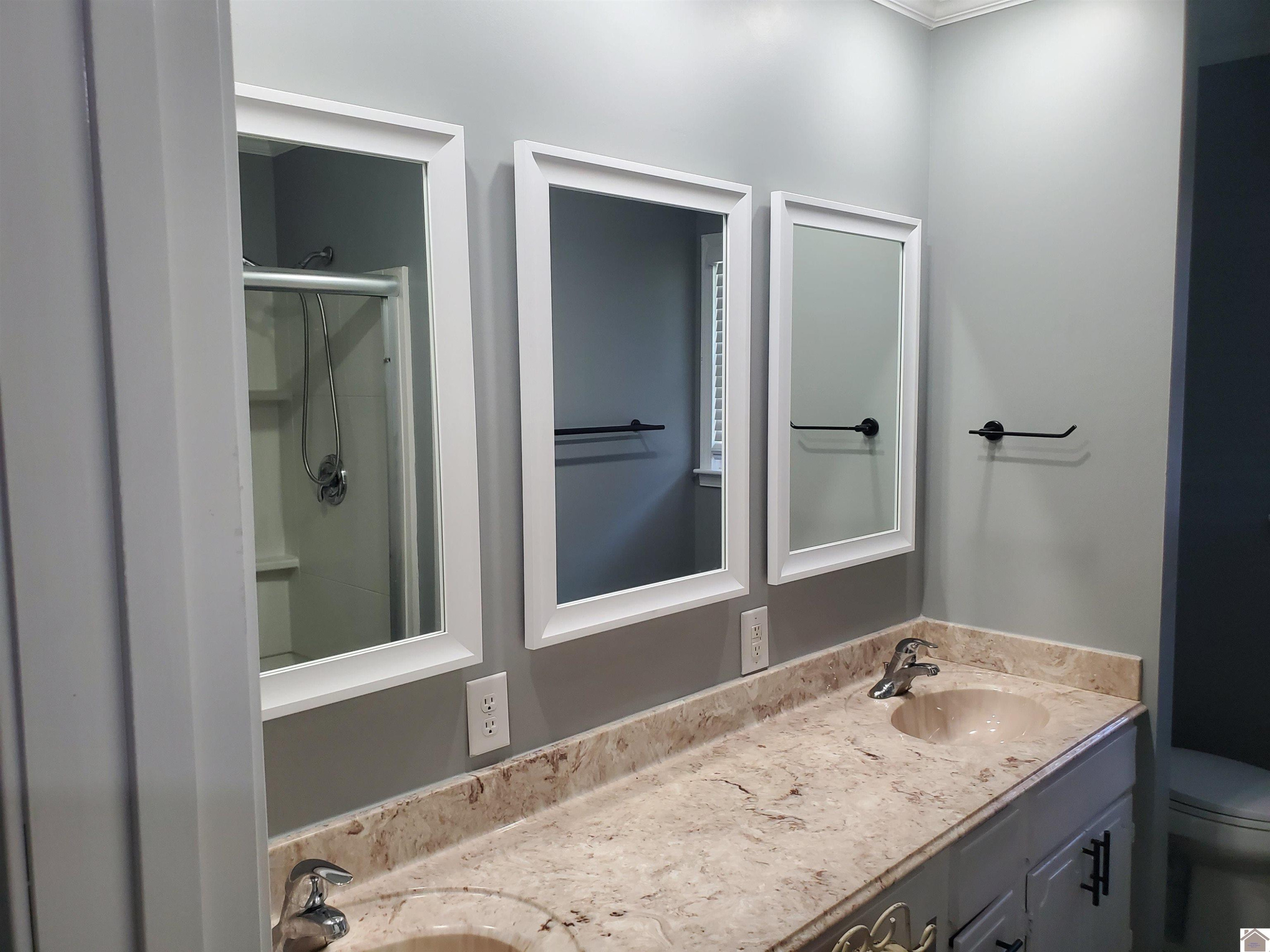 150 Lutes Road Paducah, KY 42001 - Photo 17 of 22 Hall Bath