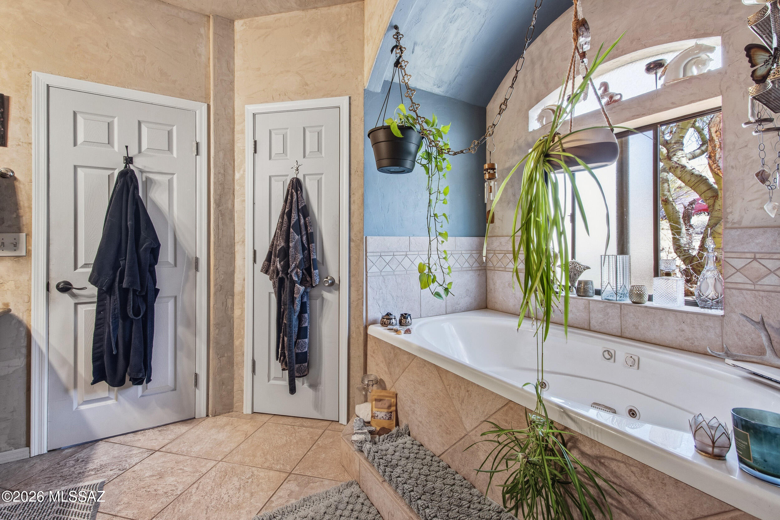 4155 West Coyote Ridge Trail Tucson, AZ 85746 - Photo 31 of 39 a bathroom with a tub and a sink