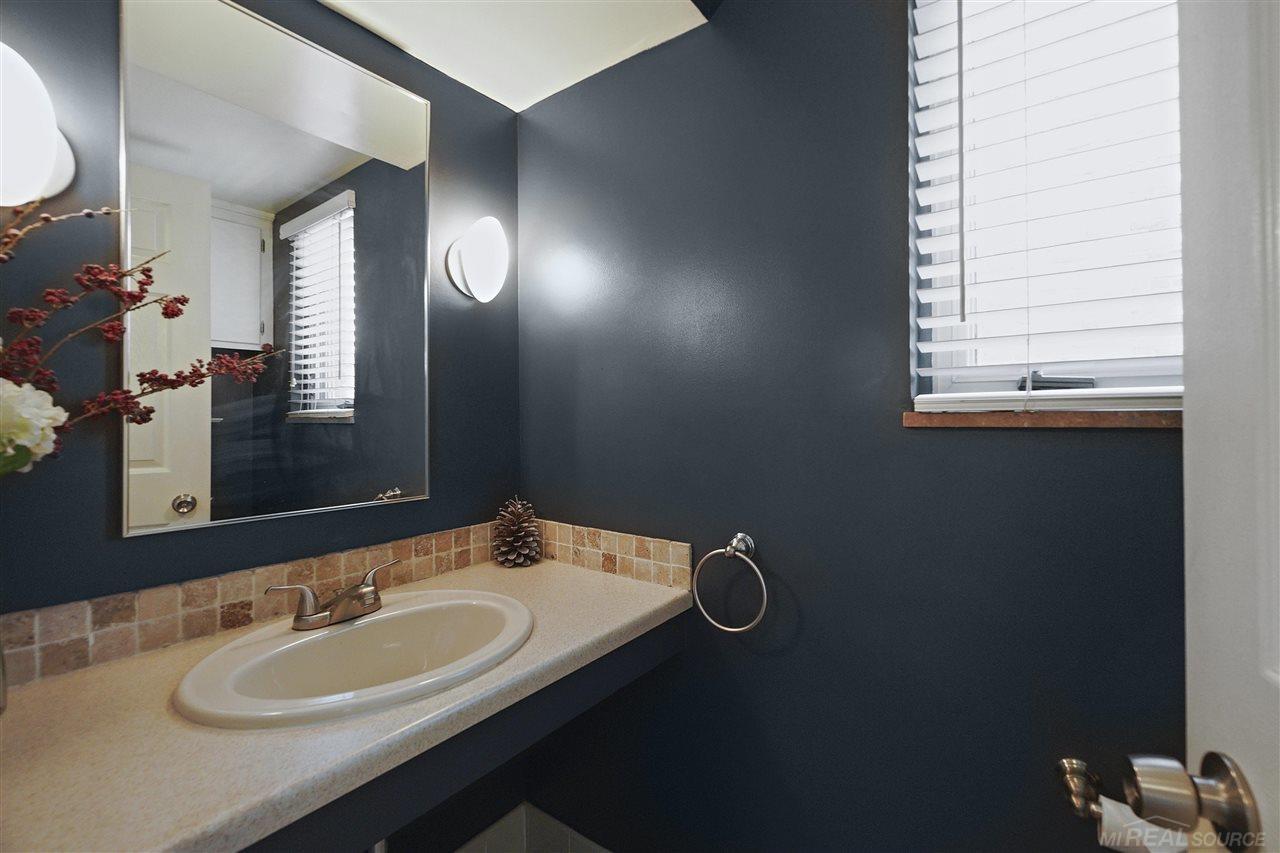 1622 Prestwick Road Grosse Pointe, MI 48236 - Photo 16 of 39 50047451-15.JPG