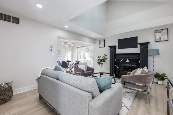 $324,400 | 7114 Olde Gatehouse Road, Tinley Park, IL 60477