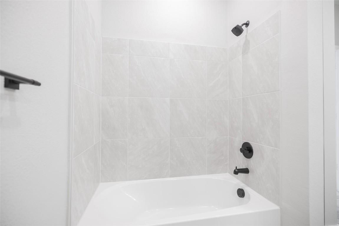 2101 Reinke Road, Unit 8112 Waller, TX 77484 - Photo 23 of 33 a bathroom with a bathtub