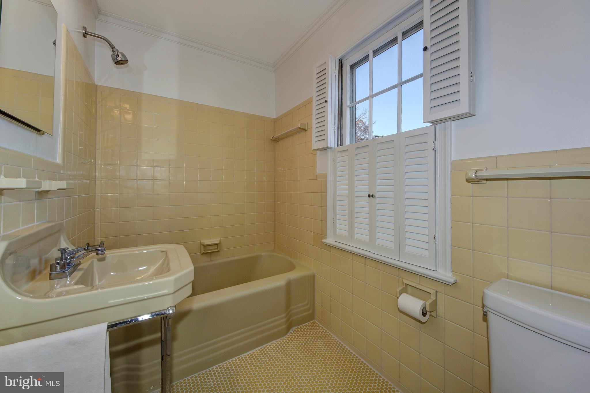 3204 Reservoir Road Northwest Washington, DC 20007 - Photo 22 of 28 Third-floor full bath