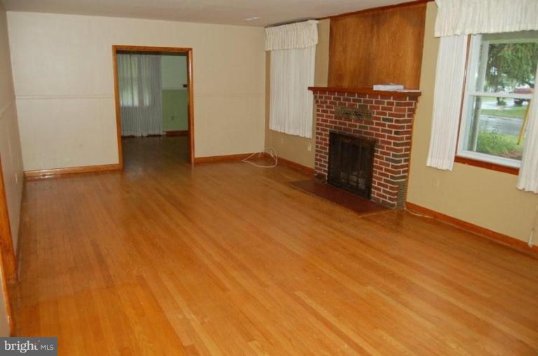 107 Montrose Road Pasadena, MD 21122 - Photo 3 of 10 Family Room