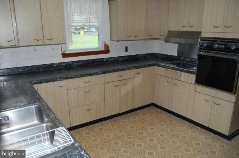 107 Montrose Road Pasadena, MD 21122 - Photo 4 of 10 Kitchen