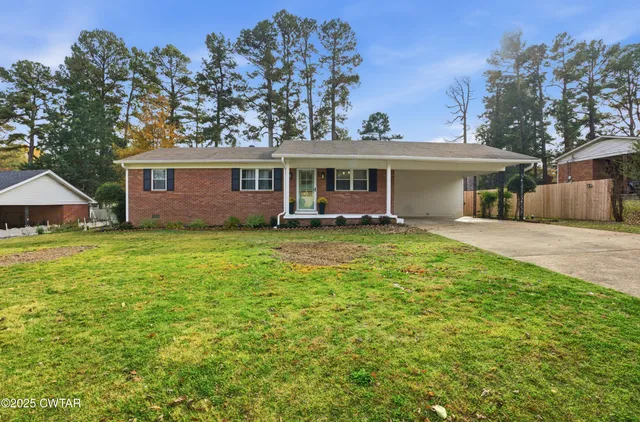 a view of a house with a yard