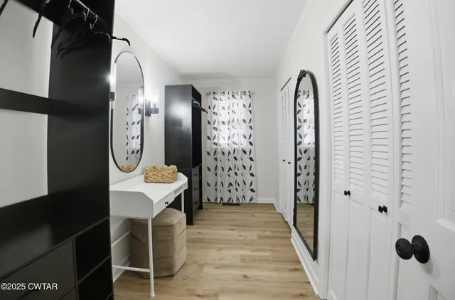 a view of entryway with elevator