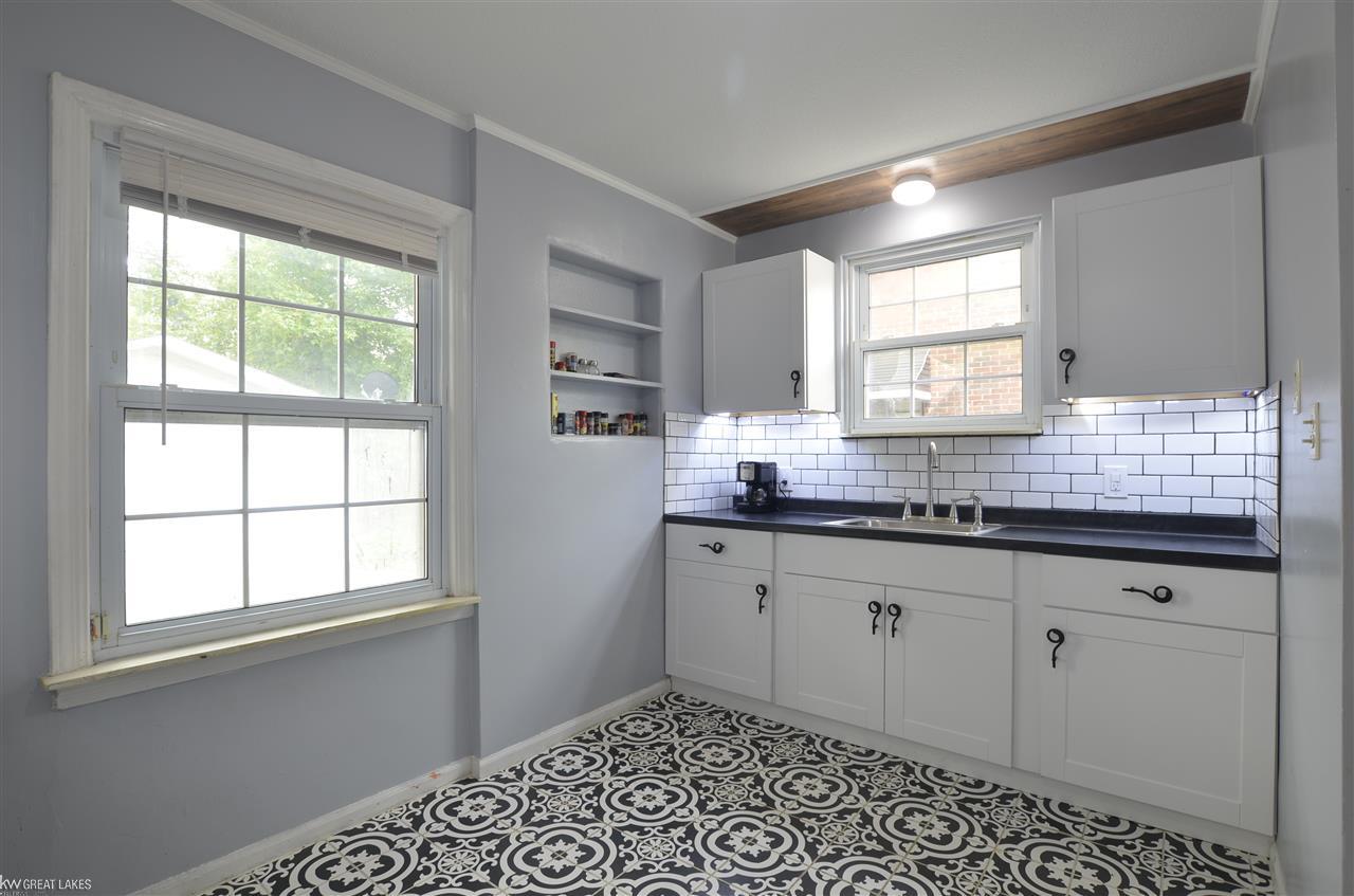 20926 Moross Road Grosse Pointe, MI 48236 - Photo 2 of 16 31375988-1.JPG
