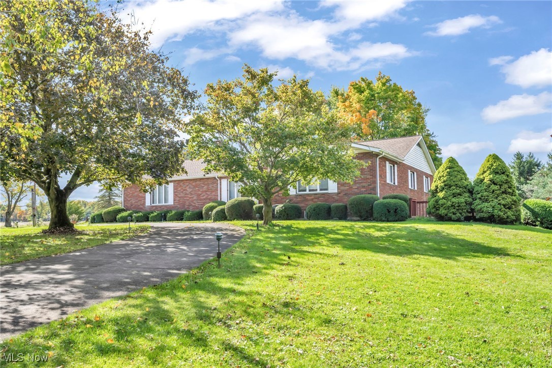 View of front of property featuring a front yard