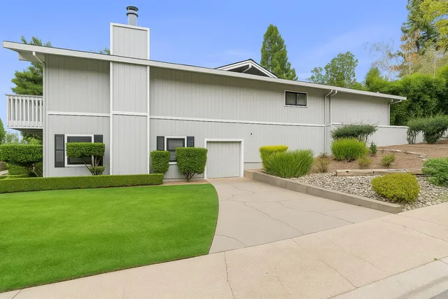 a view of a house with a yard