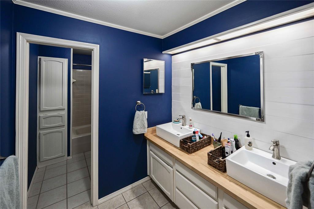 32 Rue Maison Abilene, TX 79605 - Photo 28 of 40 a bathroom with a sink and a mirror