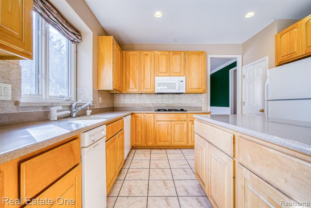 4640 Chatford Court Rochester, MI 48306 - Photo 6 of 30