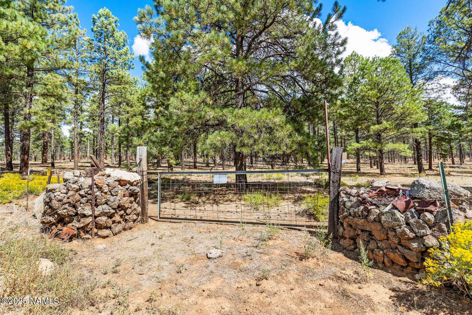 995 North Transwestern Pump Road Bellemont, AZ 86015 - Photo 55 of 81 a view of a yard with wooden fence